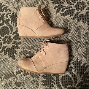 Toms Women's Tan Wedges